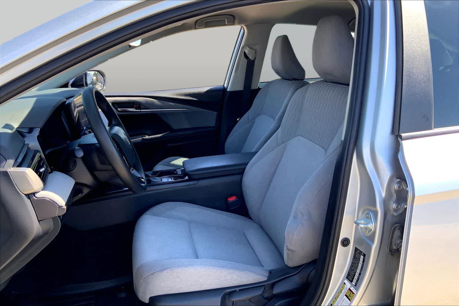 Used 2025 Toyota Camry LE FWD image 8