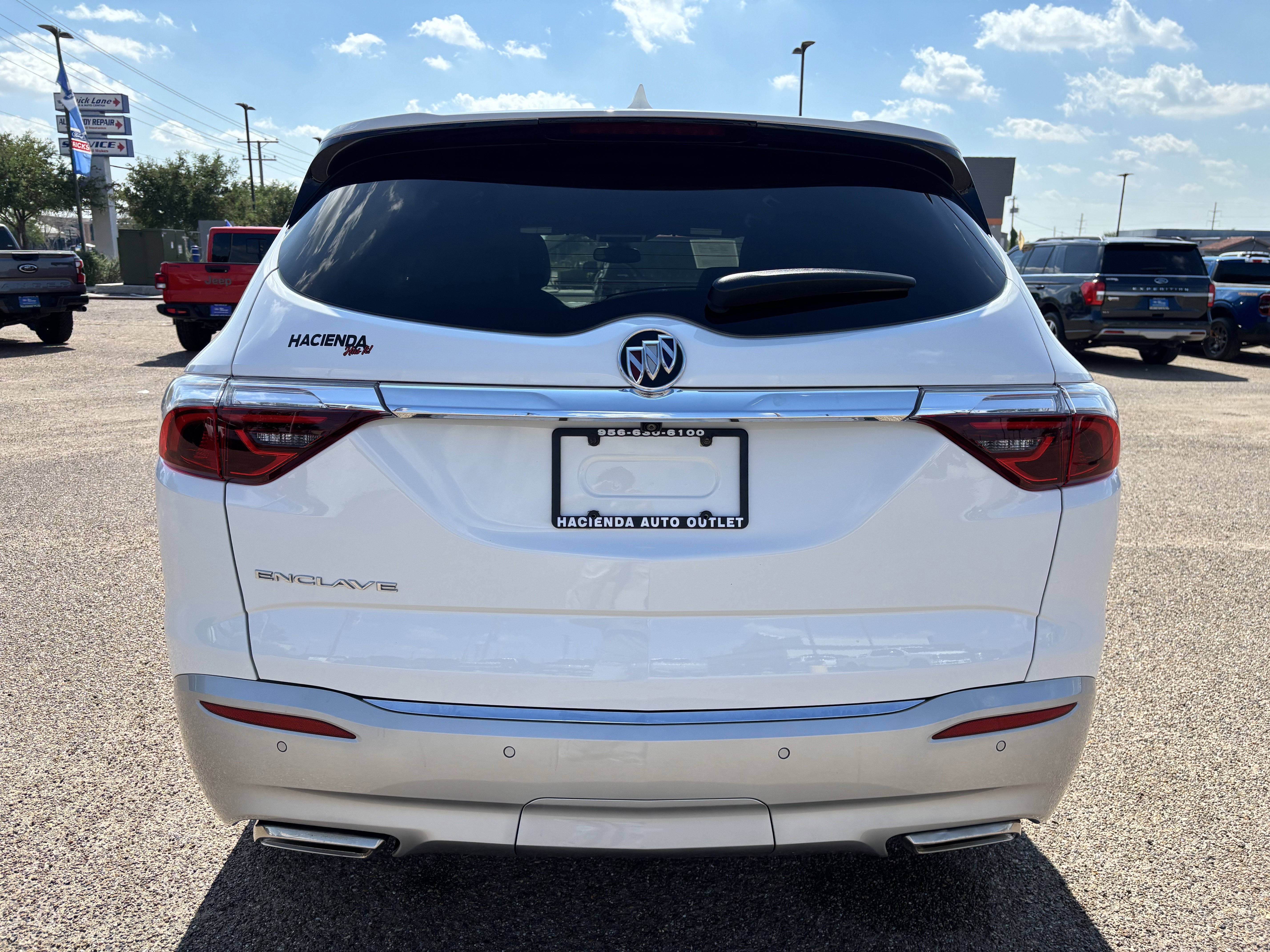 Used 2023 Buick Enclave Essence image 4