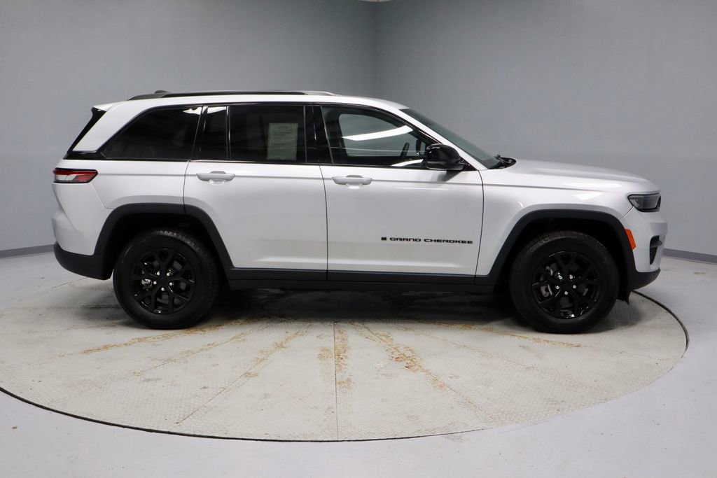 Used 2024 Jeep Grand Cherokee Altitude AWD/4WD image 13