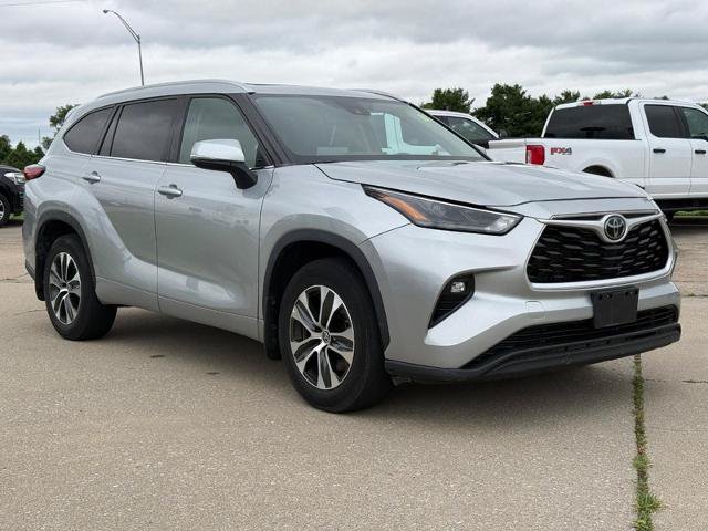 Used 2022 Toyota Highlander XLE AWD/4WD image 8