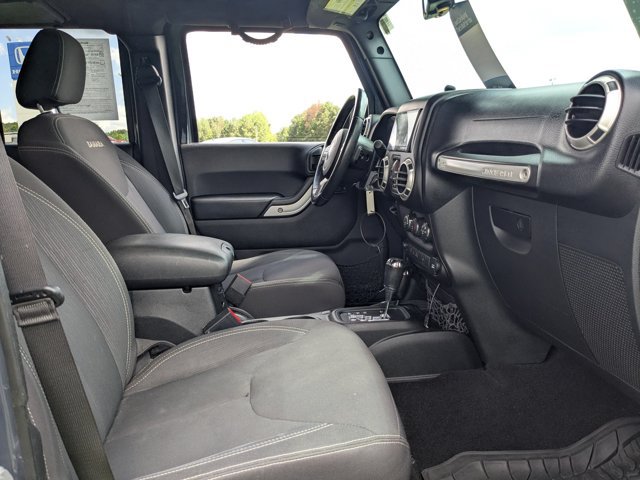 Used 2017 Jeep Wrangler Unlimited Sahara w/ Connectivity Group AWD/4WD image 29