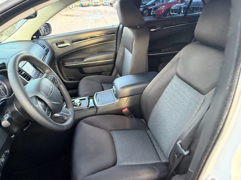 Used 2023 Chrysler 300 Touring w/ Safetytec Plus Group RWD image 10