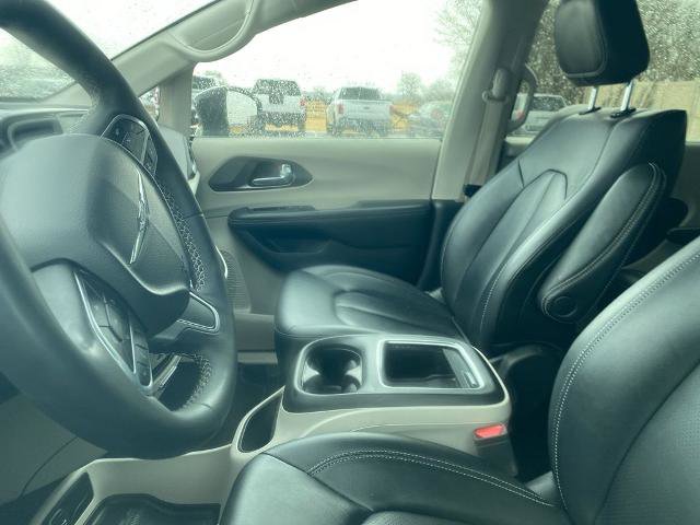 Used 2024 Chrysler Pacifica Touring-L image 15