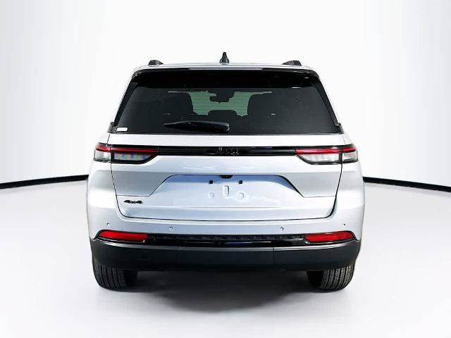 Used 2025 Jeep Grand Cherokee Altitude AWD/4WD image 5