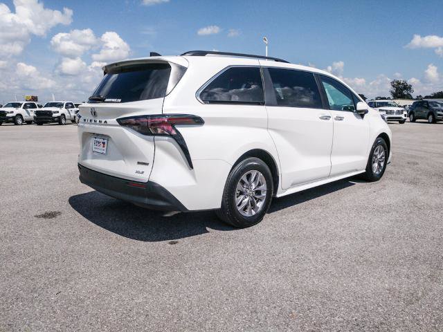 Used 2025 Toyota Sienna XLE FWD image 4