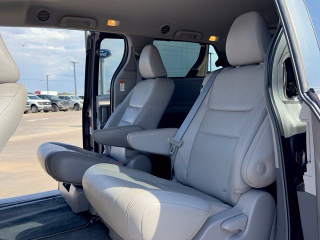 Used 2019 Toyota Sienna XLE w/ XLE Navigation Package FWD image 18