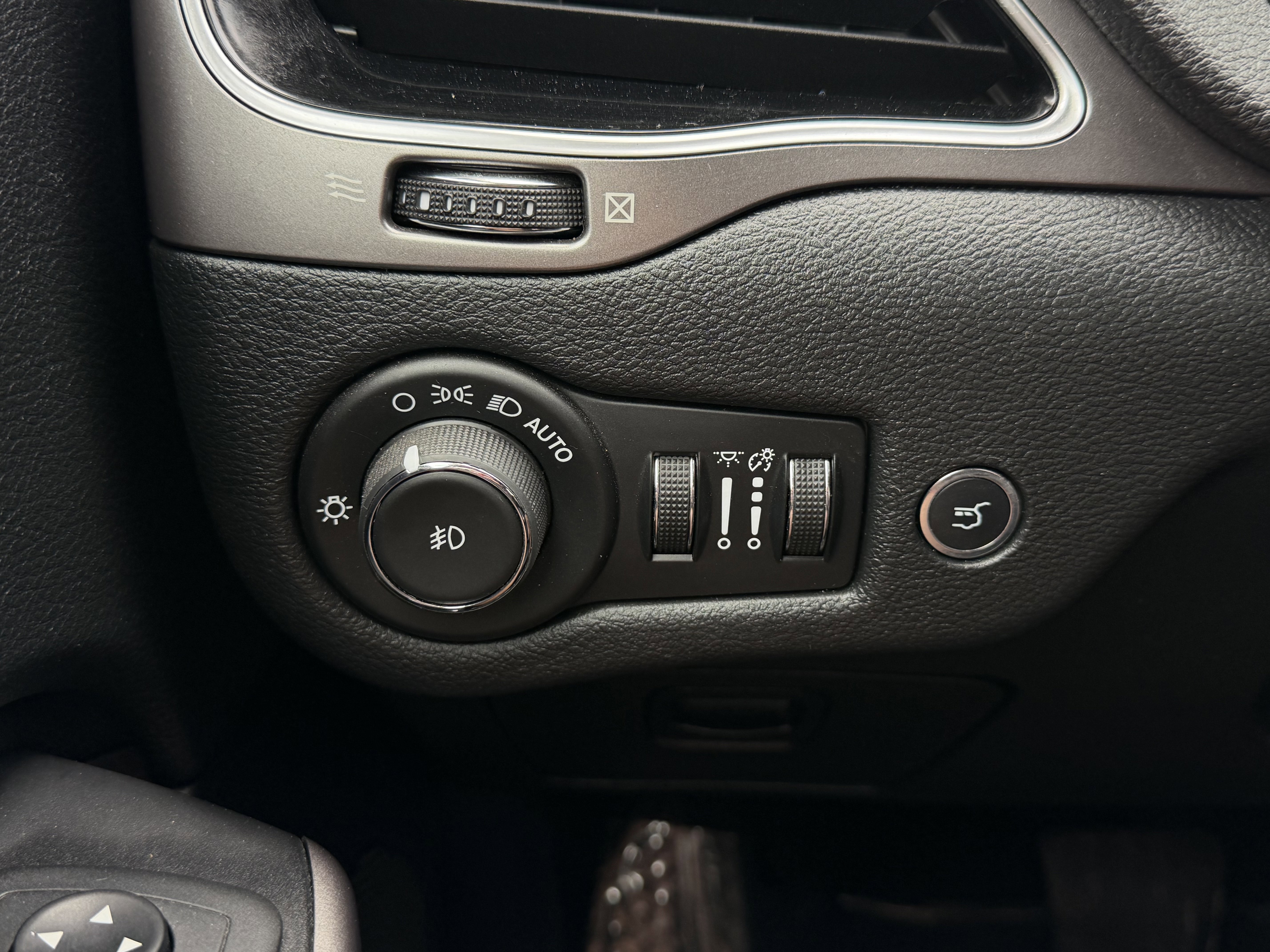 Used 2019 Jeep Cherokee Limited AWD/4WD image 26