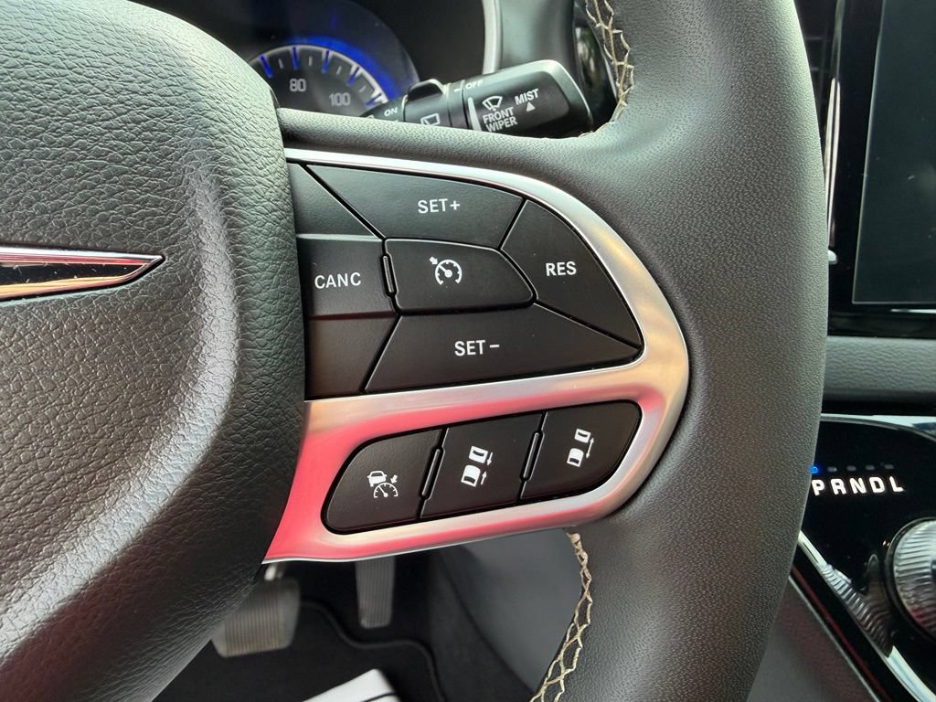 Used 2025 Chrysler Pacifica Select FWD image 13