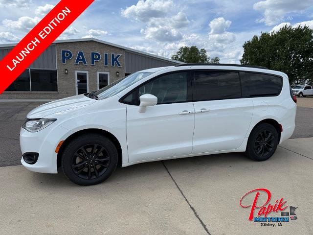 Used 2020 Chrysler Pacifica Touring-L AWD/4WD image 1