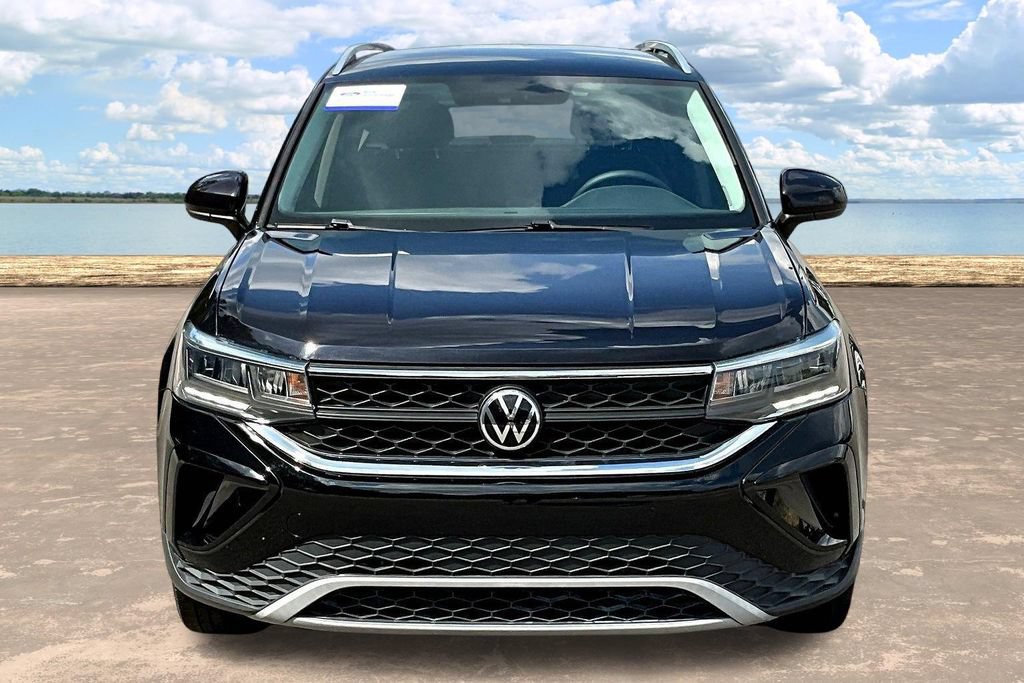 Used 2022 Volkswagen Taos SE FWD image 2