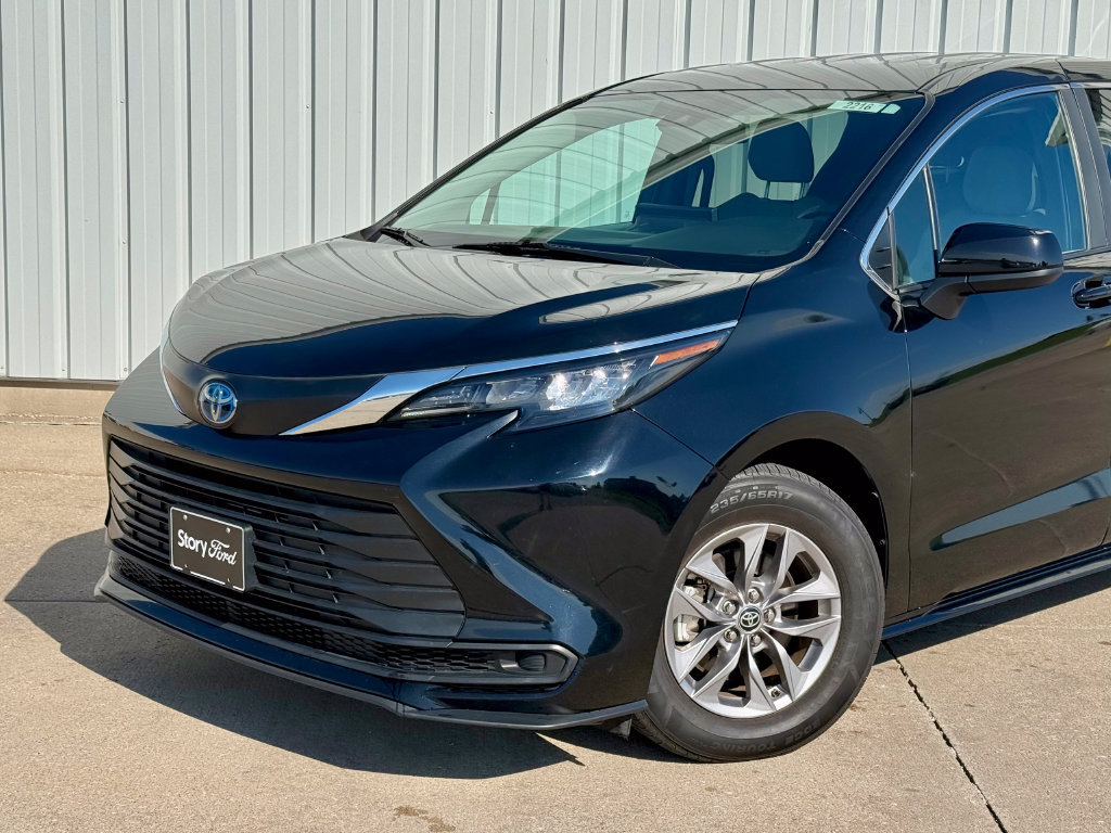 Used 2025 Toyota Sienna LE FWD image 2