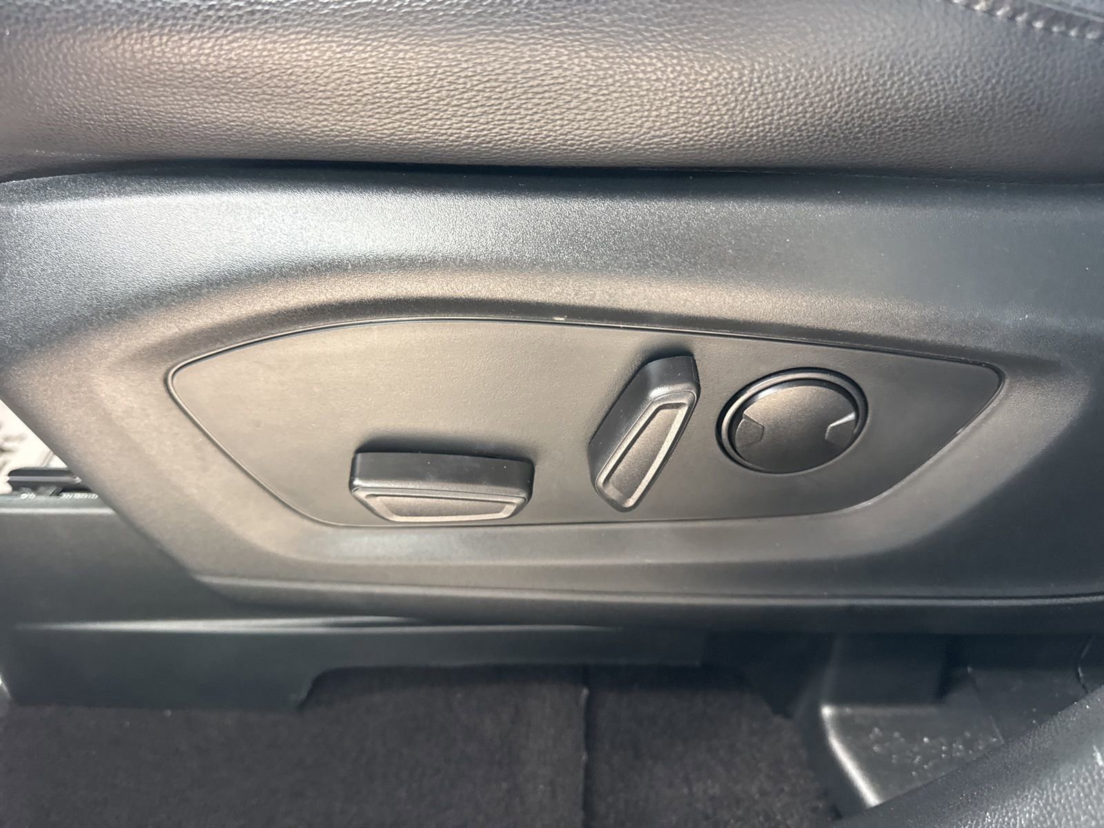 Certified 2024 Ford Explorer Limited w/ Limited Technology Package image 26