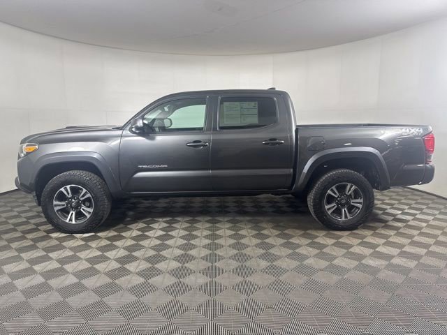 Used 2017 Toyota Tacoma TRD Sport AWD/4WD image 2