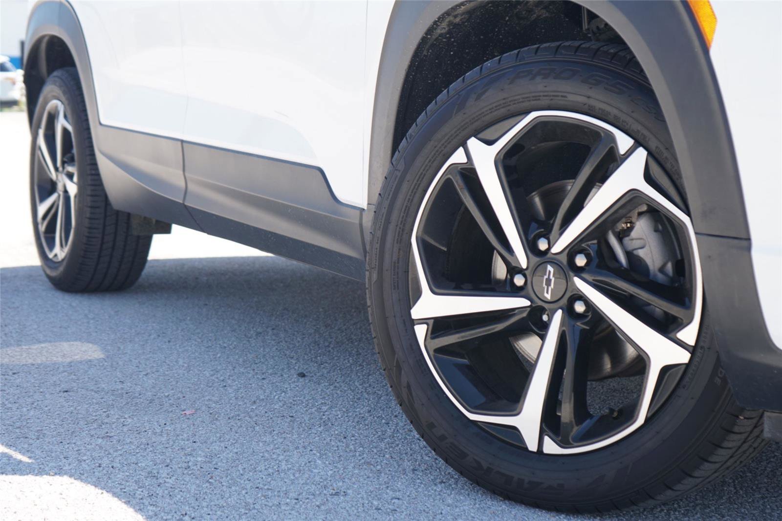 Used 2021 Chevrolet TrailBlazer RS w/ Technology Package FWD image 2