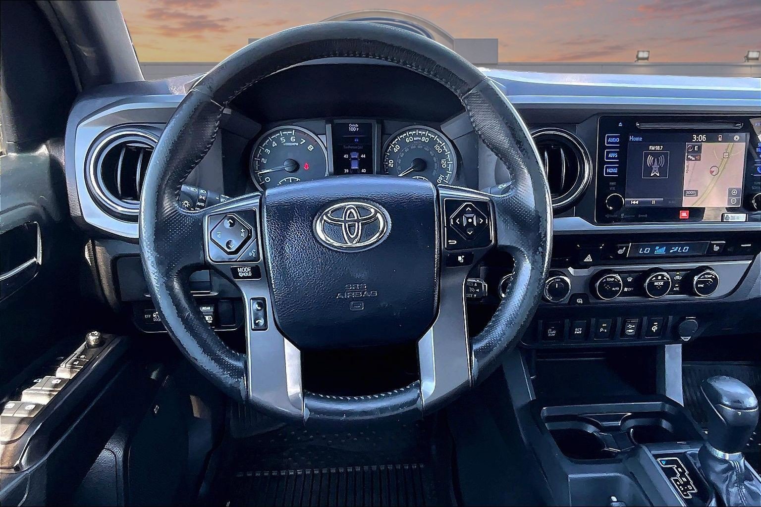 Used 2017 Toyota Tacoma TRD Sport AWD/4WD image 5