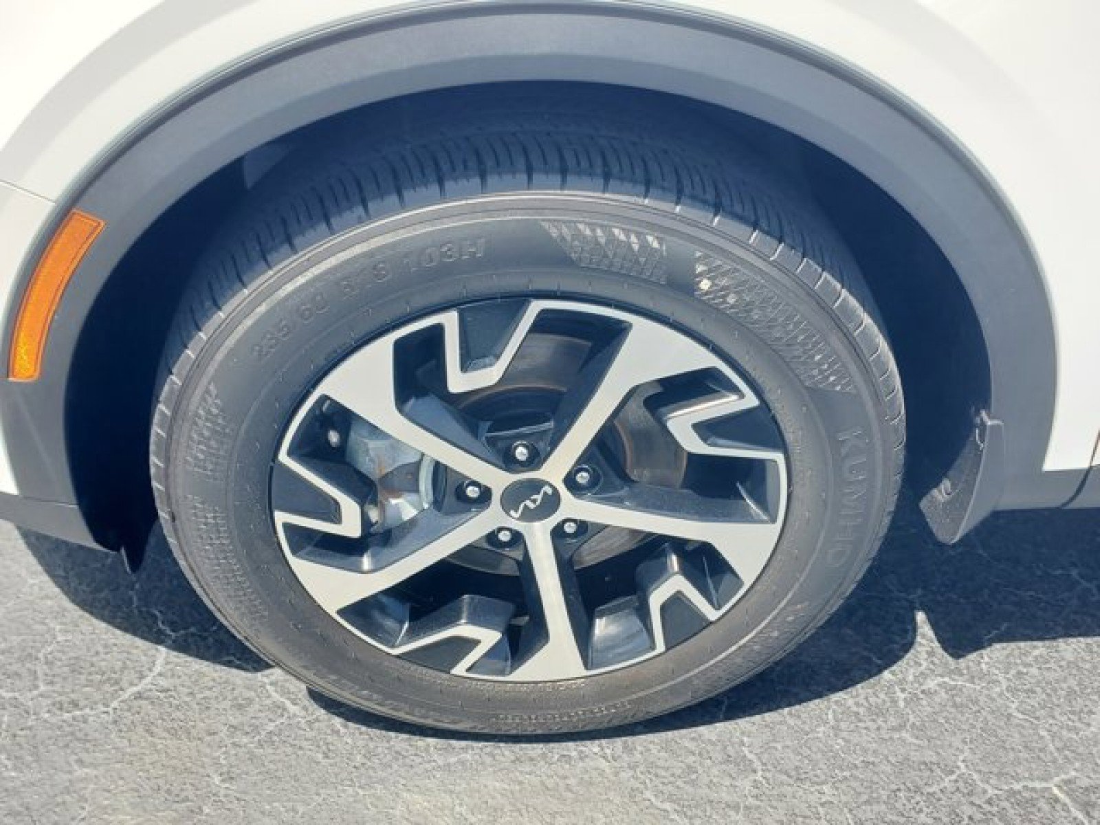 Used 2024 Kia Sportage EX image 4