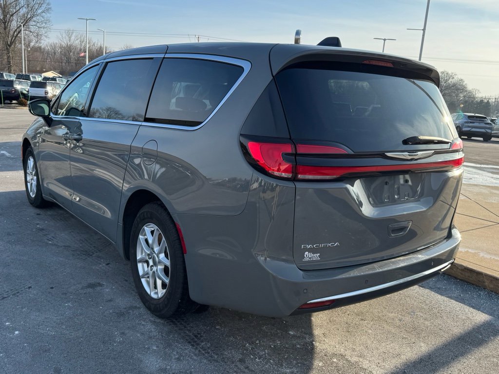 Used 2023 Chrysler Pacifica Touring-L image 3