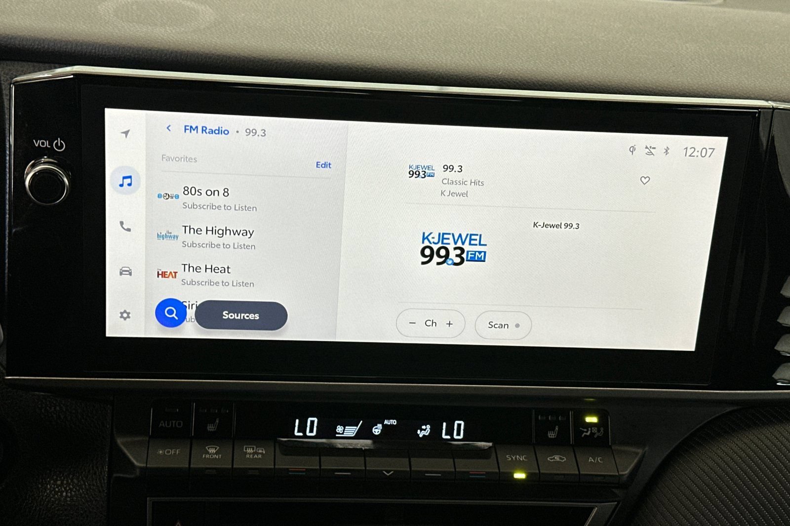 Used 2025 Toyota Camry SE w/ Multimedia Upgrade Package FWD image 18