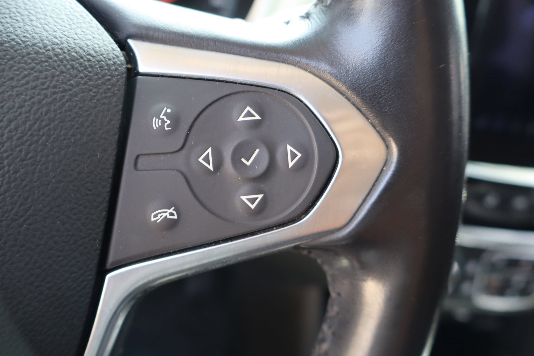 Used 2020 Chevrolet Traverse LT FWD image 16