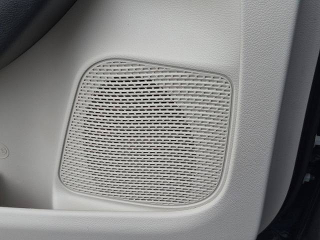 Used 2023 Chrysler Pacifica Touring-L FWD image 15