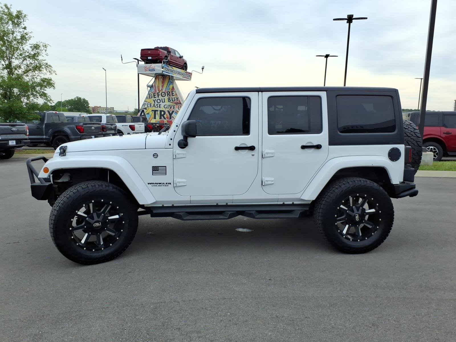 Used 2017 Jeep Wrangler Unlimited Sahara AWD/4WD image 6