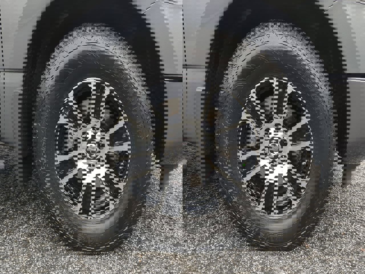 Used 2021 Nissan Titan SV w/ SV Convenience Package image 9