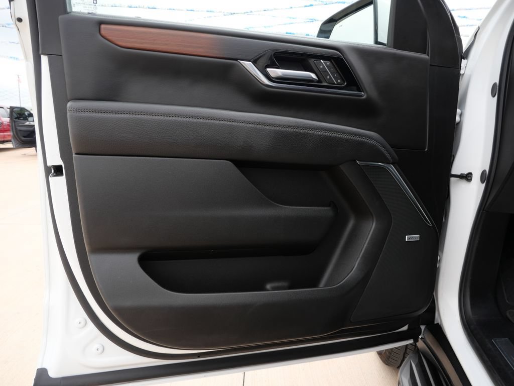Used 2025 GMC Yukon Denali AWD/4WD image 17