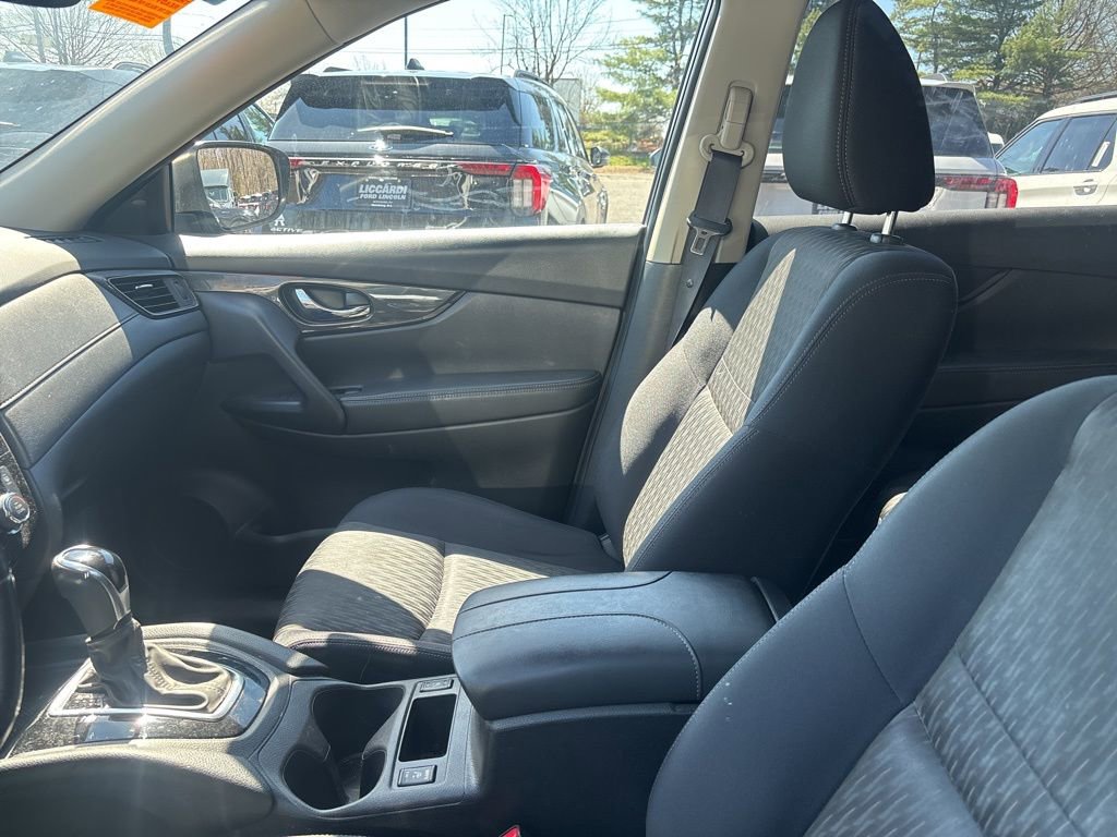 Used 2017 Nissan Rogue SV w/ SV Premium Package image 3