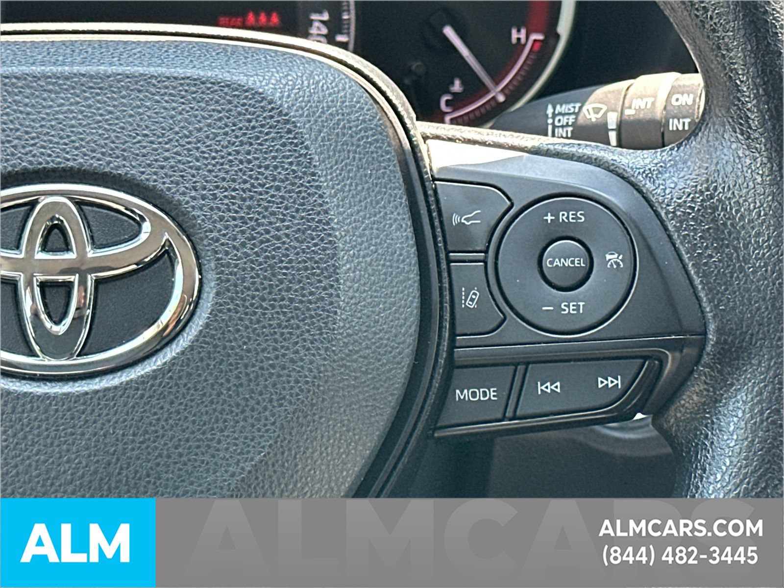 Used 2025 Toyota RAV4 XLE FWD image 30