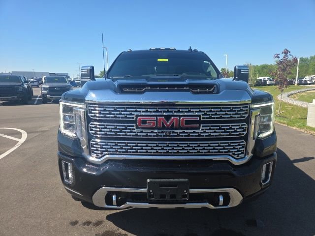 Used 2022 GMC Sierra 2500 Denali w/ Denali Black Diamond Edition AWD/4WD image 3