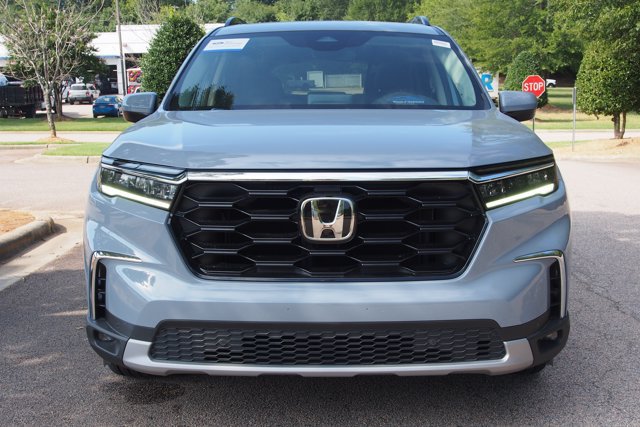Used 2025 Honda Pilot Touring image 2