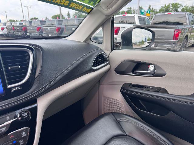 Used 2023 Chrysler Pacifica Touring-L FWD image 16