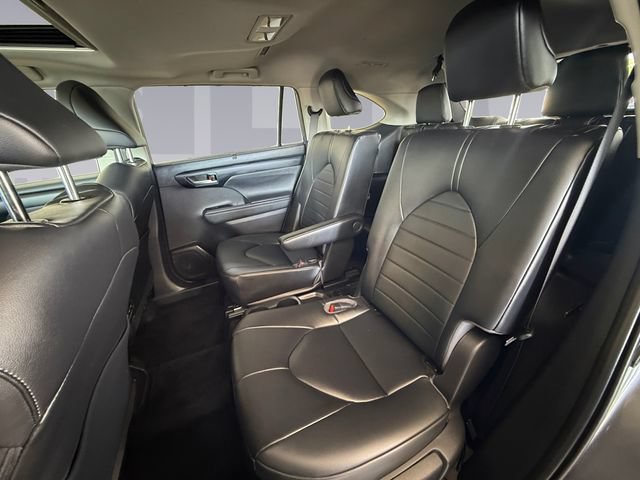 Used 2023 Toyota Highlander XLE AWD/4WD image 16
