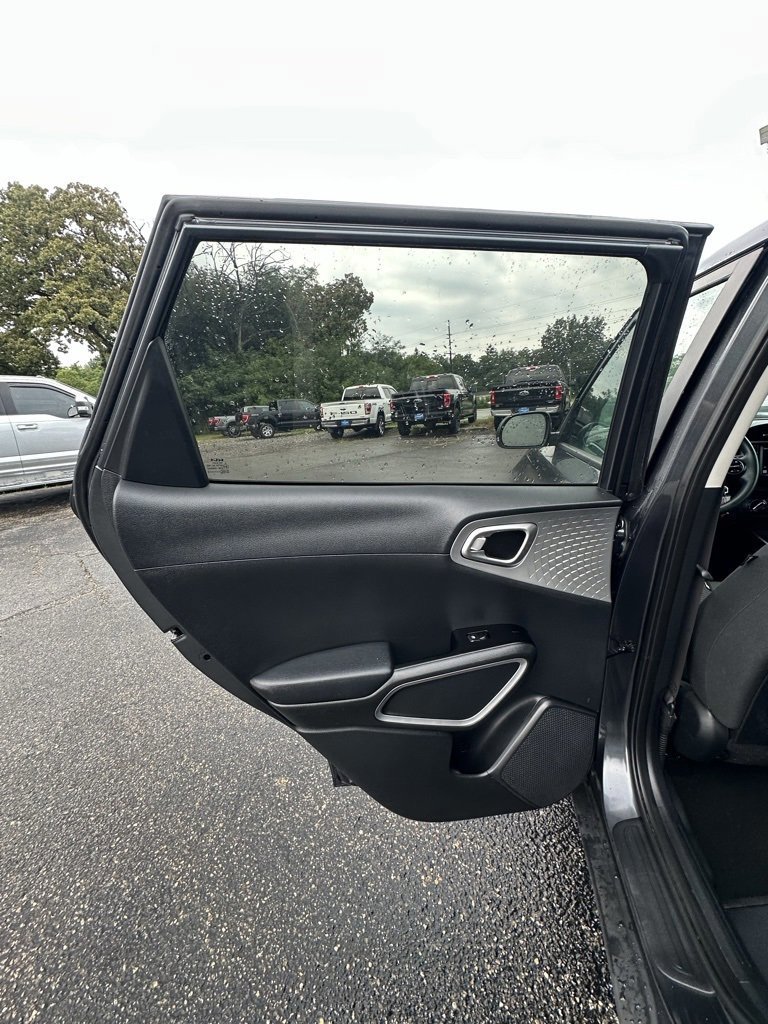 Used 2023 Kia Soul LX w/ LX Technology Package image 11