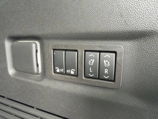 Used 2023 GMC Yukon XL Denali Ultimate AWD/4WD image 14