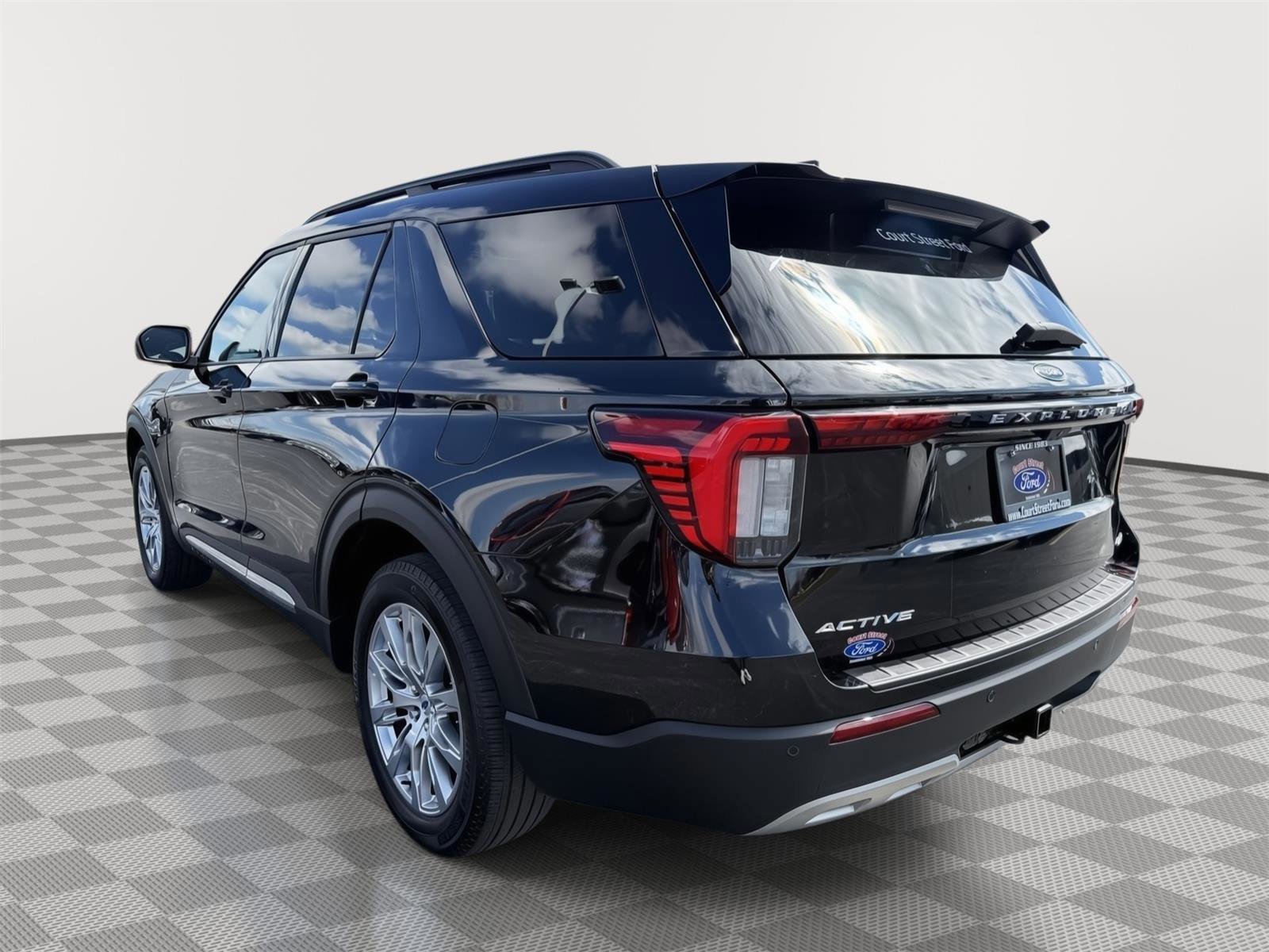 Certified 2025 Ford Explorer Active w/ Active Comfort Package image 3