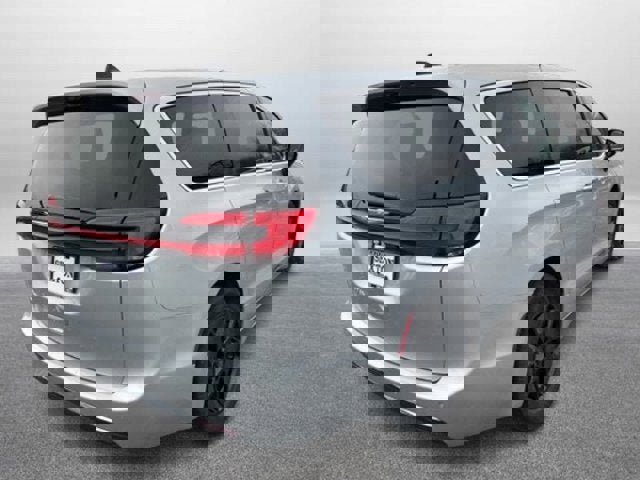 Used 2024 Chrysler Pacifica Touring-L image 3