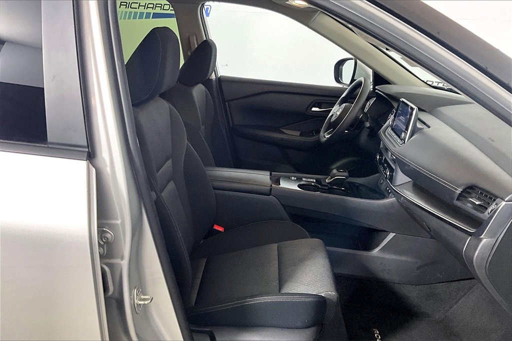Used 2024 Nissan Rogue SV image 6