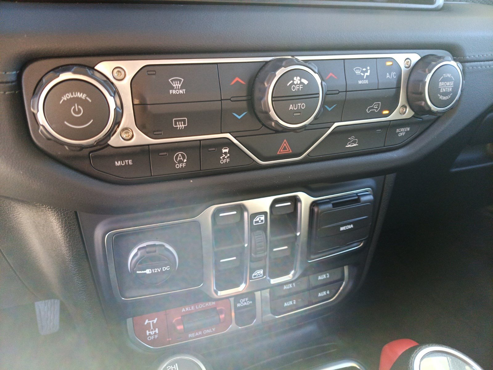Used 2026 Jeep Gladiator Mojave AWD/4WD image 17