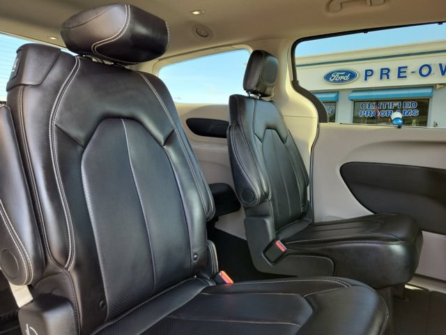 Used 2024 Chrysler Pacifica Touring-L FWD image 16