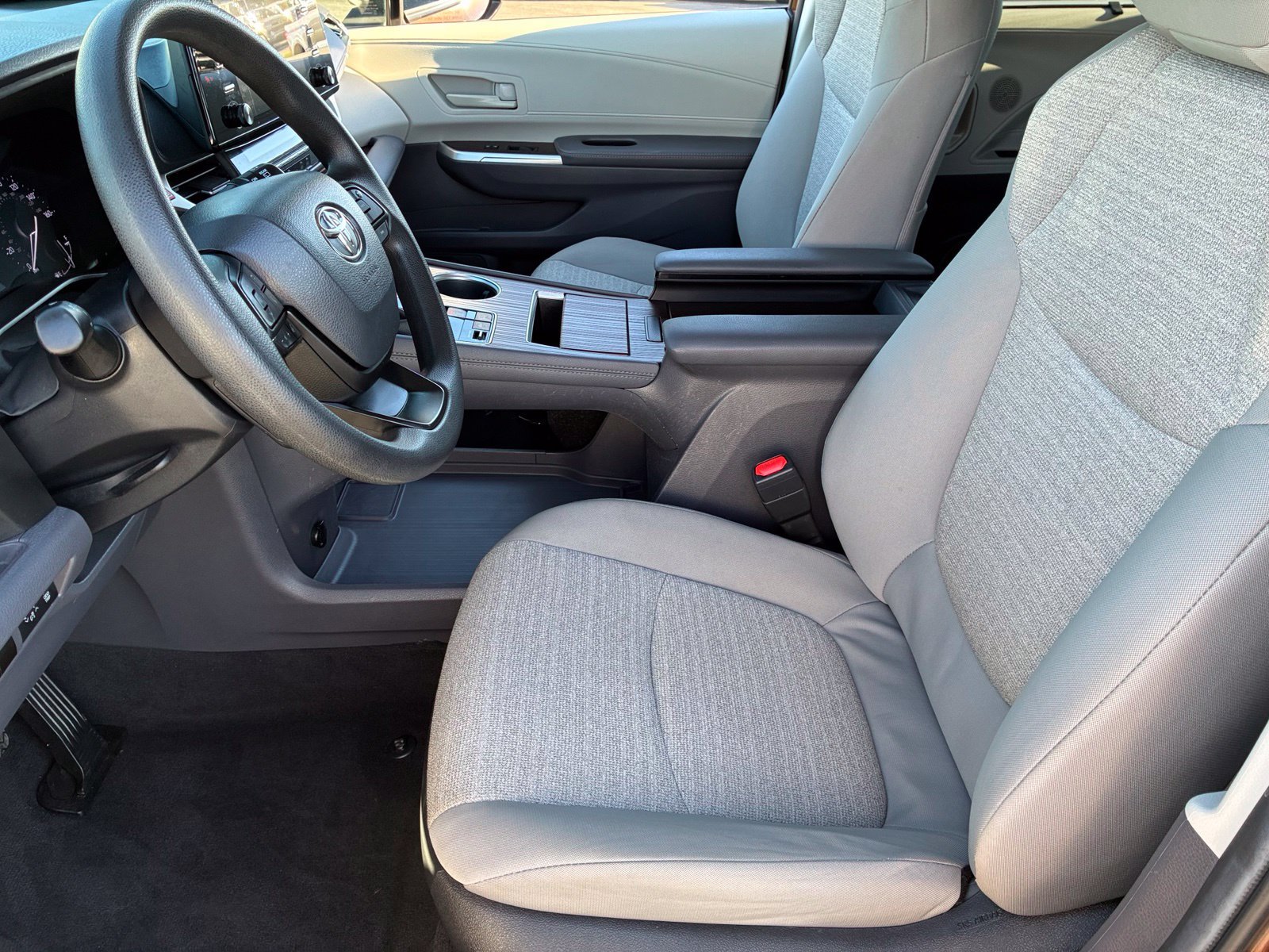 Used 2024 Toyota Sienna LE FWD image 14