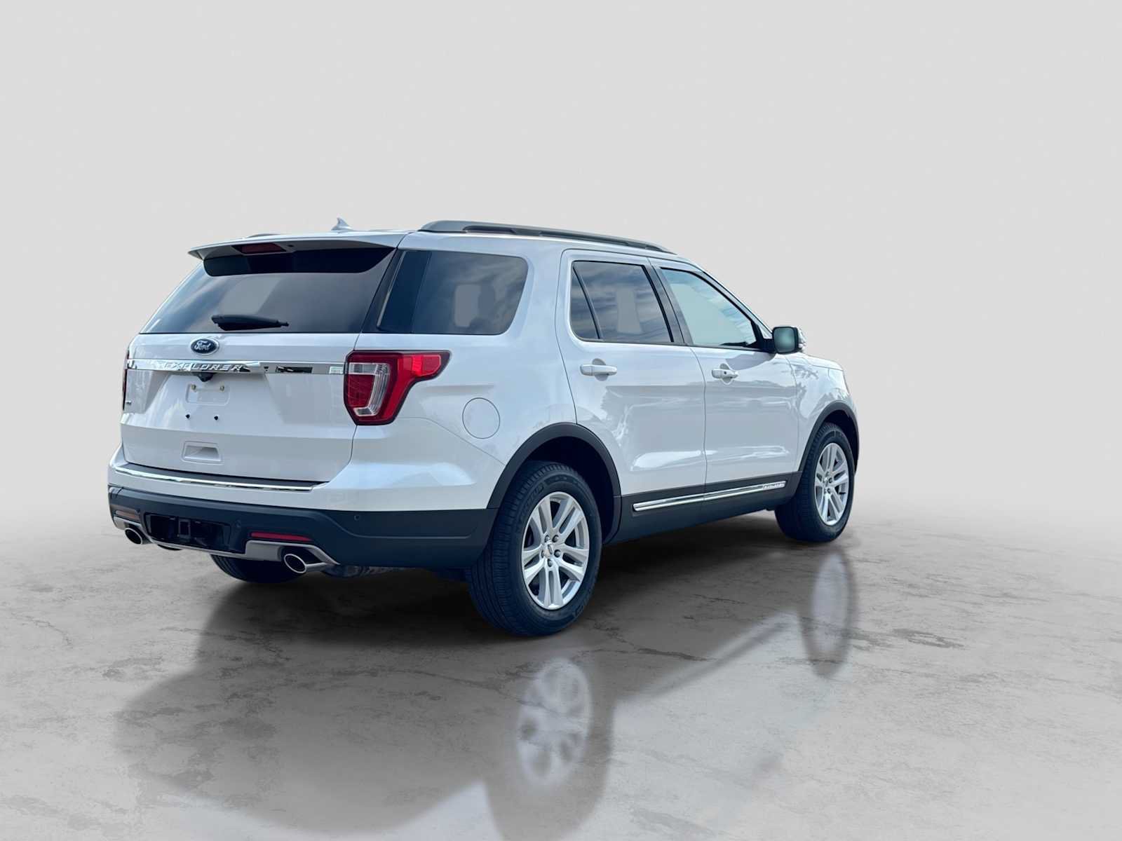 Certified 2018 Ford Explorer XLT w/ XLT Technology Feature Bundle FWD image 6