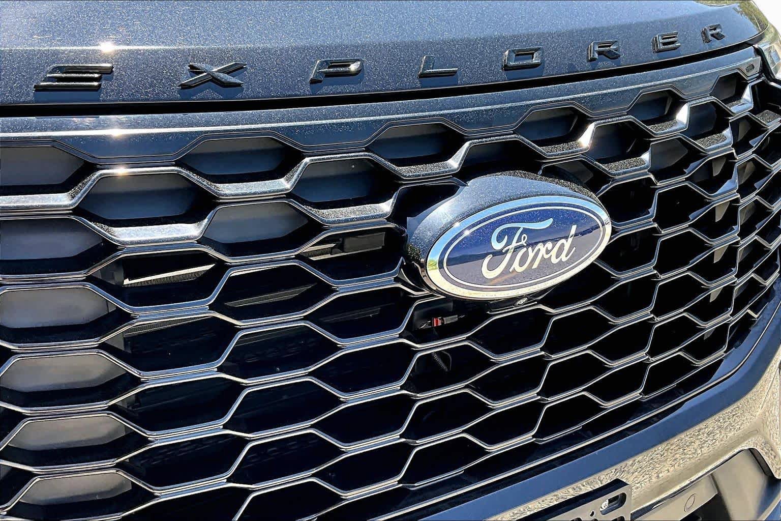Certified 2025 Ford Explorer ST-Line w/ Premium Package AWD/4WD image 32