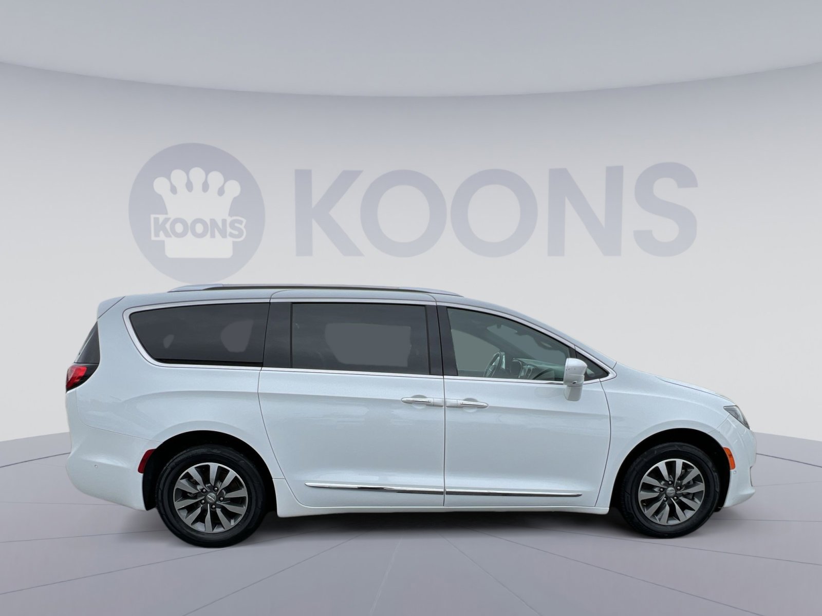 Used 2020 Chrysler Pacifica Touring-L FWD image 17