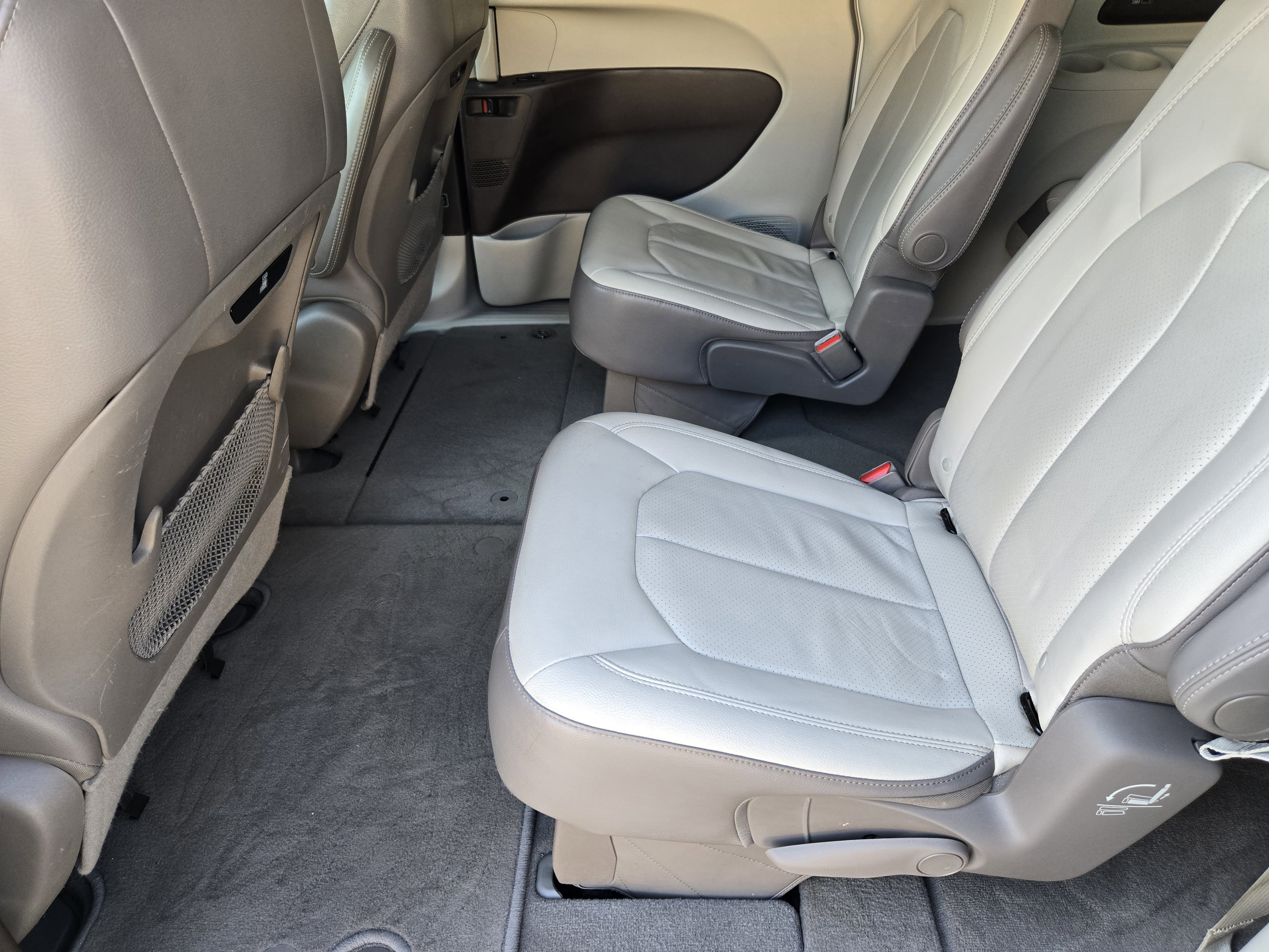 Used 2018 Chrysler Pacifica Touring-L w/ Advanced Safetytec Group image 22