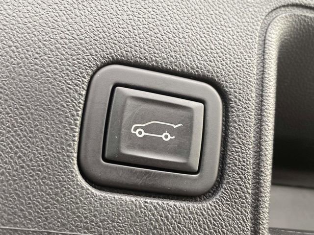 Used 2023 GMC Terrain SLT w/ Tech Package FWD image 13