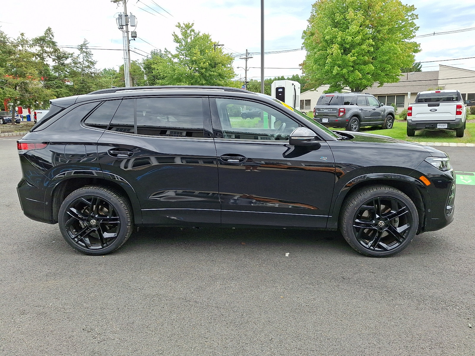 Used 2025 Volkswagen Tiguan SE R-Line AWD/4WD image 4