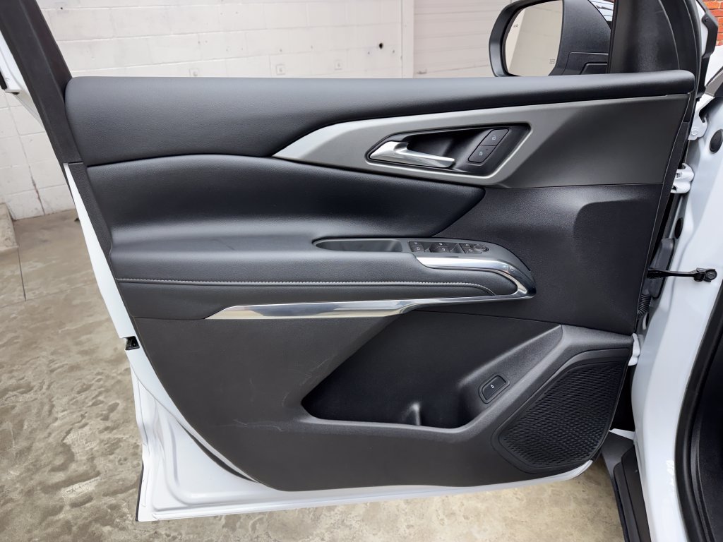 Used 2026 Chevrolet Traverse LT FWD image 11
