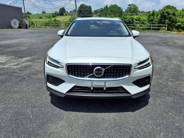 Used 2023 Volvo V60 B5 Cross Country Ultimate w/ Climate Package image 6