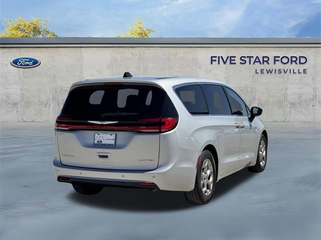 Used 2024 Chrysler Pacifica Limited image 4